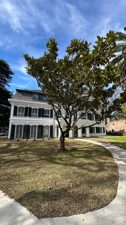 Casa clásica blanca con árbol grande en patio frontal soleado — proyecto Geriátrico San Isidro - Piso Radiante, por Climatizacion HD, en Buenos Aires