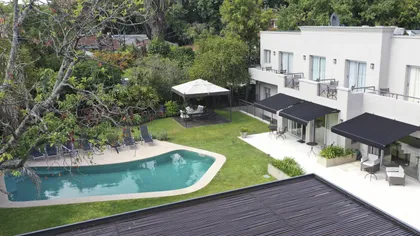 Casa moderna con piscina y jardín exuberante — proyecto Villa Isidro Hotel Boutique & Spa, por Hermann Arquitectos, en San Isidro