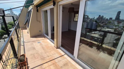 Terraza moderna con vista urbana, deck de madera y pérgola — proyecto Balcón - Remodelación Soho, por RenovArqui, en Palermo