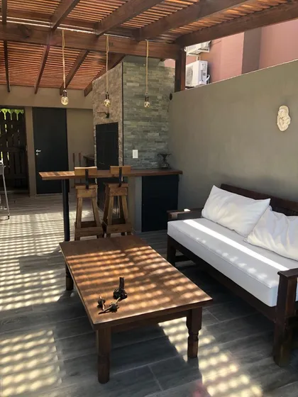 Dormitorio con cama blanca, mesa de luz y techo de listones de madera — proyecto Pilar, por Rioja Arquitectura, en Pilar