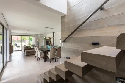 Escalera hormigon diseño moderno, doble altura luminosa y minimalista — proyecto Casa PM, por Estudio Di-am Arquitectura