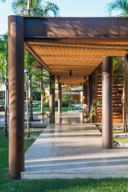 Galería contemporánea con pergola de madera y pilares de hormigón — proyecto Casa Interlagos , por Arquitetura Paulo Melo E Paulo