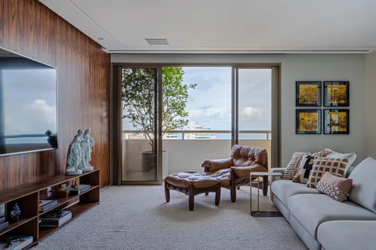 Living moderno con vista al mar, terraza con ventanal y muebles diseño — proyecto Apto S | A, por Arquitetura Paulo Melo E Paulo