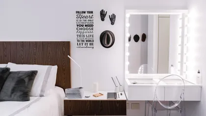 Dormitorio moderno con cama tapizada, espejo iluminado y escritorio integrado — proyecto Cabrera, por Tali Estudio, en Palermo