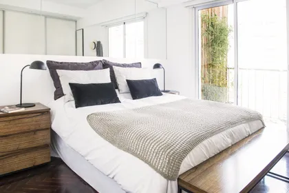 Dormitorio moderno estilo escandinavo con cama beige y suelo de madera — proyecto Pacheco de Melo , por Estudio Basa, en CABA