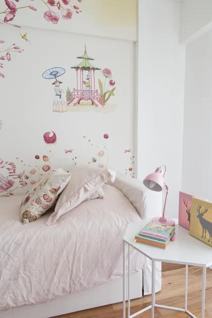 Dormitorio boho con mural floral y cama rosa — proyecto Proyecto Quintana, por Olivia D, en Recoleta