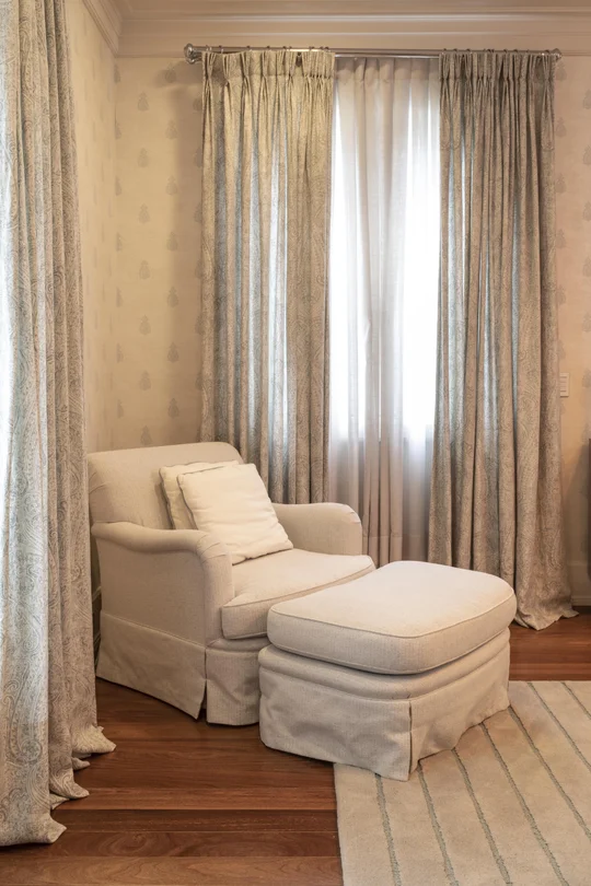 Dormitorio luminoso con sillón tapizado beige y cortinas de lino — proyecto Projeto MT, por Marta Calasans