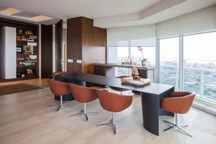 Oficina ejecutiva moderna con vistas panoramicas y muebles de diseño — proyecto Cobertura LS, por Patrícia Marinho Arquitetura