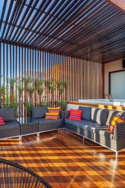 Terraza moderna con pergola, muebles ratan y plantas, piso madera — proyecto CASA RR, por Frederico Bicalho Arquitetura