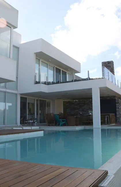 Casa moderna con piscina y deck de madera — proyecto CASA GOLF I, por Alejandra Pan Arquitectura, en Nordelta