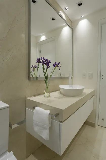 Baño moderno con bacha de apoyar y flores de iris — proyecto Duplex Quintana, por LIVE IN by Brukman Chechik, en CABA