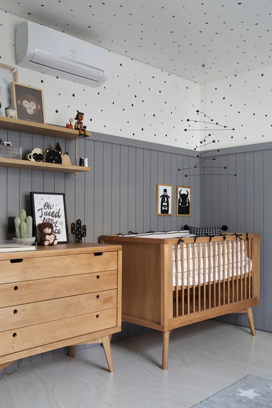 Dormitorio infantil nórdico con cuna de madera y pared gris con lunares — proyecto PS House, por Studio Ro-ca