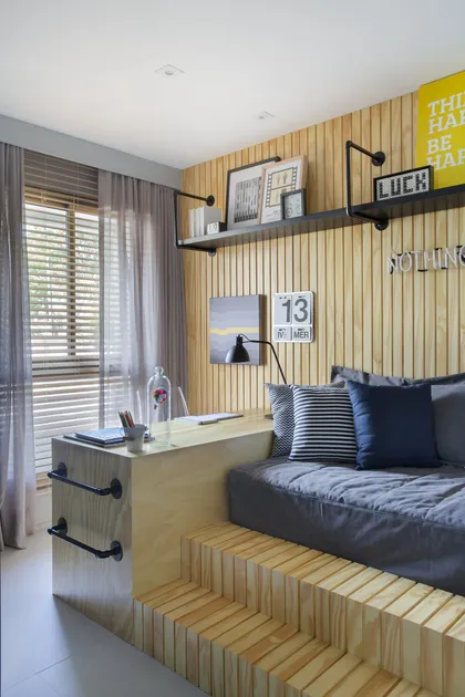Dormitorio moderno con pared de madera, cama gris y escritorio blanco — proyecto Decorado Latitud, por Studio Ro-ca