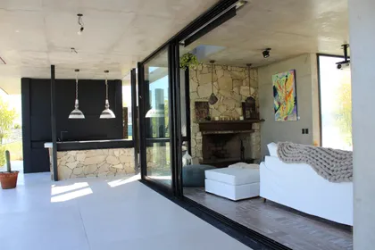 terraza moderna con galeria abierta y dormitorio integrado — proyecto casa L&C , por Arqlgdesign