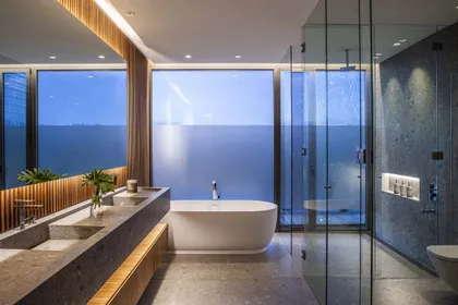 Baño moderno con ventana panorámica y bañera exenta — proyecto CASA MH. E. CATTANEO Arq., por alejandroperalphotography