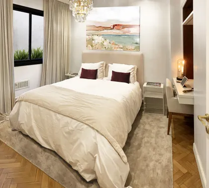 Dormitorio moderno con arte abstracto y luz cálida — proyecto QUINTANA, por Estudio Cést Moi, en Recoleta