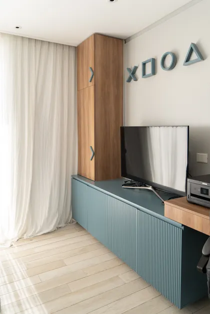 Living moderno con mueble azul y televisión — proyecto PROYECTO NAUDIR II, por July Acosta Home, en Belén de Escobar