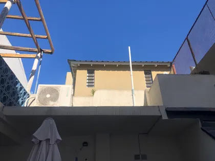 fachada moderna con elementos metálicos y tela drapeada — proyecto Marcelo & Majo, por Costantini studio, en Buenos Aires