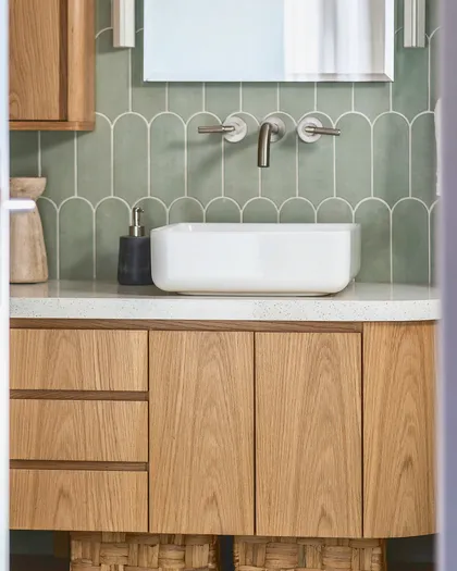Baño moderno con pared de azulejos verdes curvos y mueble de madera — proyecto Quesada, por Blue Rabbit Design, en Núñez