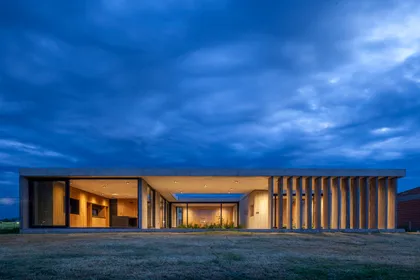 casa moderna con fachada de hormigón y madera — proyecto Casa JUMP, por V2 Arquitectos, en City Bell