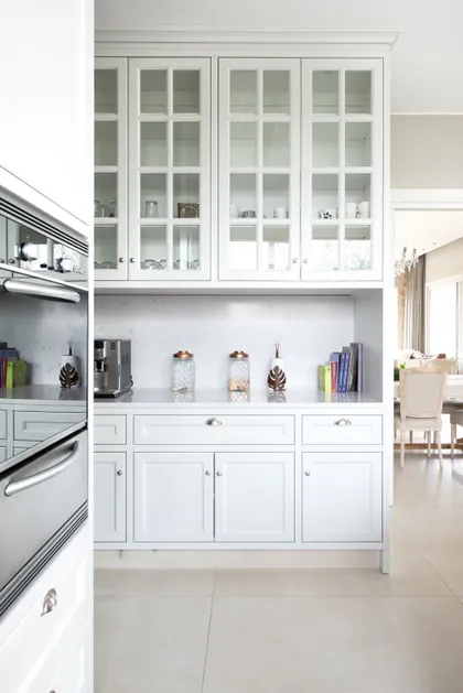 Cocina clásica blanca con alacenas de vidrio y mármol — proyecto Casa MF, por Estudio Junor, en Belén de Escobar