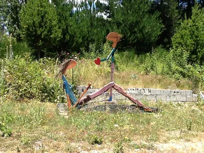 escultura metálica en jardín rural con vegetación — proyecto Esculturas Lago Puelo, por Cristóbal Peña y Lillo, en Buenos Aires