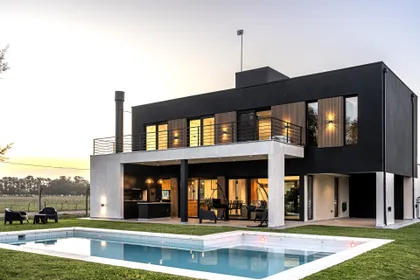 Fachada moderna con piscina y detalles de madera — proyecto Casa ALM57, por EZ architects, en Canning