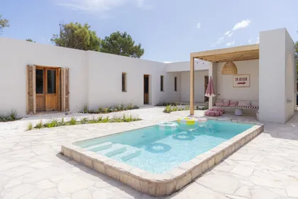 Villa moderna mediterránea con piscina y patio de piedra — proyecto El Refugio, por Grupo Pauta Arquitectura, en Pinamar