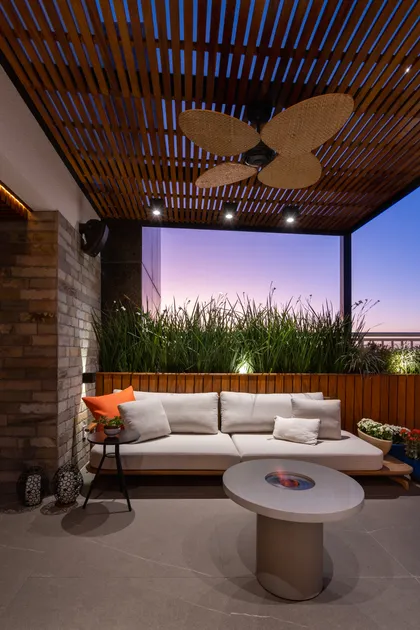 Terraza moderna con sillones, mesa de fuego y jardín vertical — proyecto #COB1504, por NATHALIA LOUREIRO ARQUITETURA