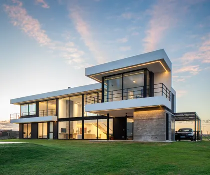 Casa moderna con amplios ventanales y detalles en hormigón — proyecto SS A7, Pilar, por ZUID PORT, en Pilar