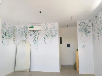 Living moderno con mural botánico y espejo arqueado — proyecto Local de ropa Canning, por Picma Empapelados, Murales, Esmerilados, Prints ,Papeles, en Canning