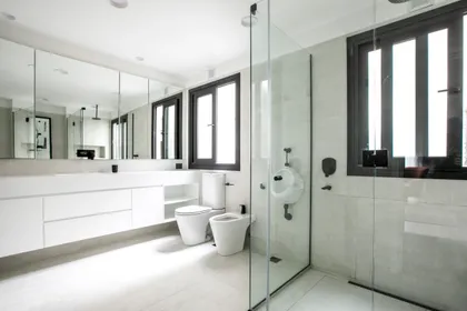 Baño moderno escandinavo con amplios ventanales y diseño minimalista — proyecto Obra juncal F, por Arq. Lourdes Yarade Saravia, en Buenos Aires