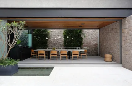 Comedor exterior moderno con mesa de madera y sillas — proyecto PROJETO GEH, por Eliana Tolledo Arquitetura e Interiores