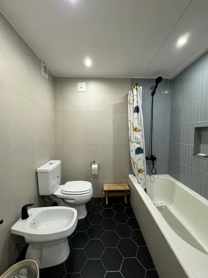Baño moderno con bañera exenta, bidet y ducha — proyecto Las Heras, por MDBK Arquitectura, en Palermo