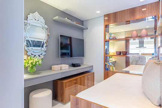 Dormitorio moderno con vestidor integrado y escritorio de madera — proyecto Apartamento Martese I, por Bordin E Soares Interiores