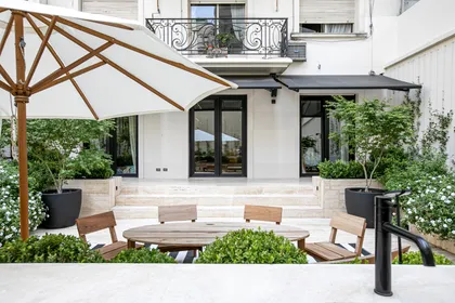 Patio contemporáneo con pergola de madera, mobiliario natural y plantas — proyecto ARQ. TOMAS MAGRANE, por uchimayfotos, en CABA