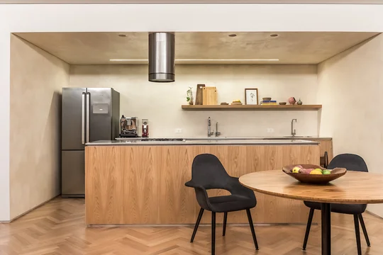 Cocina moderna con isla de madera natural integrada y paredes beige — proyecto Apartamento FH, por Boscardin Corsi Arquitetura