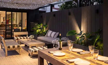 Patio moderno con pergola, deck de madera y parrilla — proyecto Barbosa, por Parq Estudio
