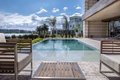 Pileta moderna frente a edificio de lujo con vista al río — proyecto Arquitectura de Autor, por Ciba Arquitectura