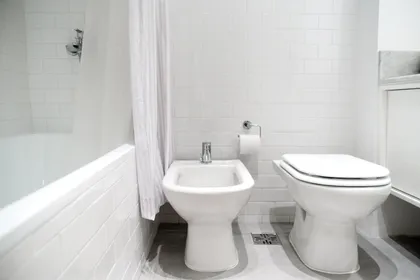 Baño moderno blanco minimalista con bañera exenta y bidet — proyecto República de la India, por Estudio Basa, en Palermo
