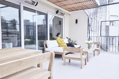 Terraza urbana con pérgola de madera y mobiliario de exterior — proyecto UGARTECHE, por Estudio Trama, en Palermo