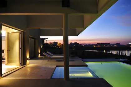 terraza moderna con piscina y vista al atardecer — proyecto Moderna Seducción, por Apaarquitectura, en Tigre