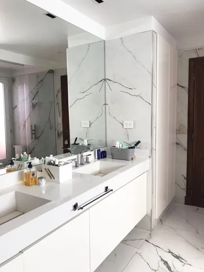 Baño moderno con doble bacha y paredes simil mármol veteado — proyecto Monroe - La Horqueta, por Mgc.arq, en La Horqueta