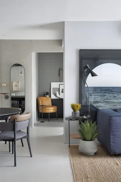 dormitorio minimalista con cama y vista al mar — proyecto Decorado Latitud, por Studio Ro-ca