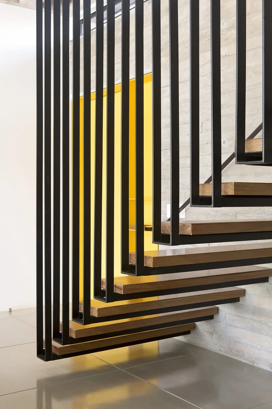 Escalera contemporánea con barandal negro y detalles amarrados — proyecto Casa 11, por Coda Arquitetos