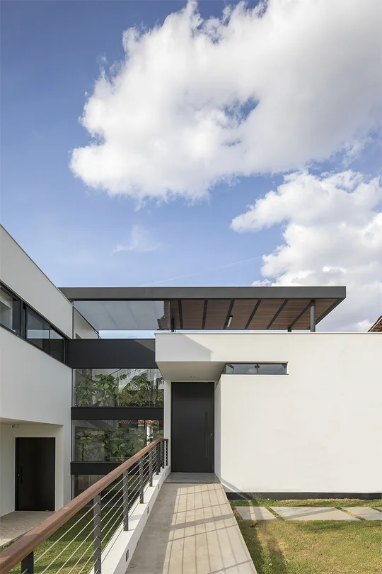 Terraza moderna con vistas, barandas metálicas y cielo despejado — proyecto Casa 636, por Coda Arquitetos