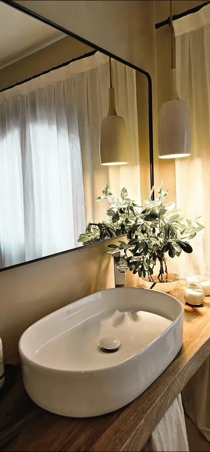 Baño moderno con lavabo sobre encimera, luces colgantes y planta — proyecto Fatima , por Claraboia , en Pilar