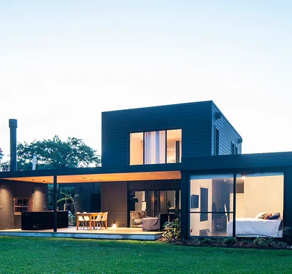 Fachada moderna de casa con detalles en madera y grandes ventanales — proyecto Casa coco, por Estudio PK, en B1648 Tigre