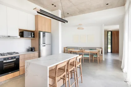 Cocina moderna y comedor integrados con isla central — proyecto Casa San Matías, por BK Arquitectos, en Belén de Escobar