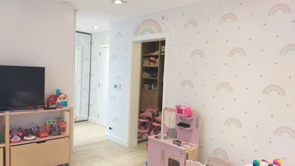 Sala de estar moderna con papel mural de arcoíris y cocina de juguete — proyecto Empapelado Arco Iris, por Picma Empapelados, Murales, Esmerilados, Prints ,Papeles, en Canning